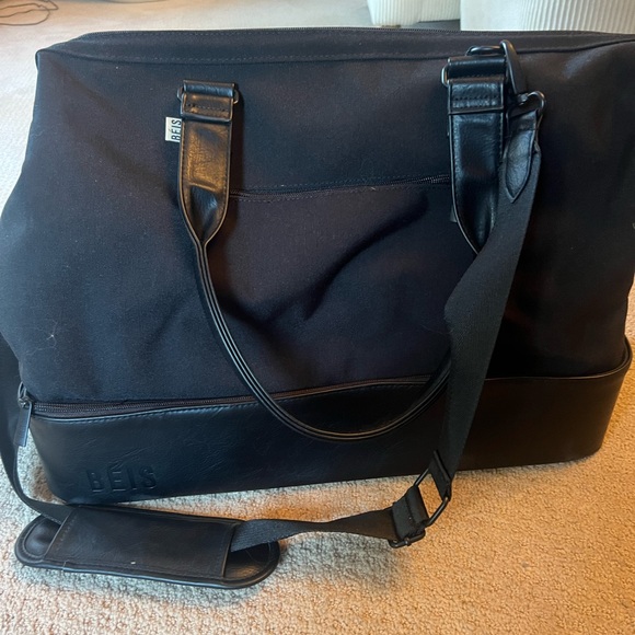 Black Bei’s weekender bag only used on one trip. Excellent condition used once - Picture 4 of 4